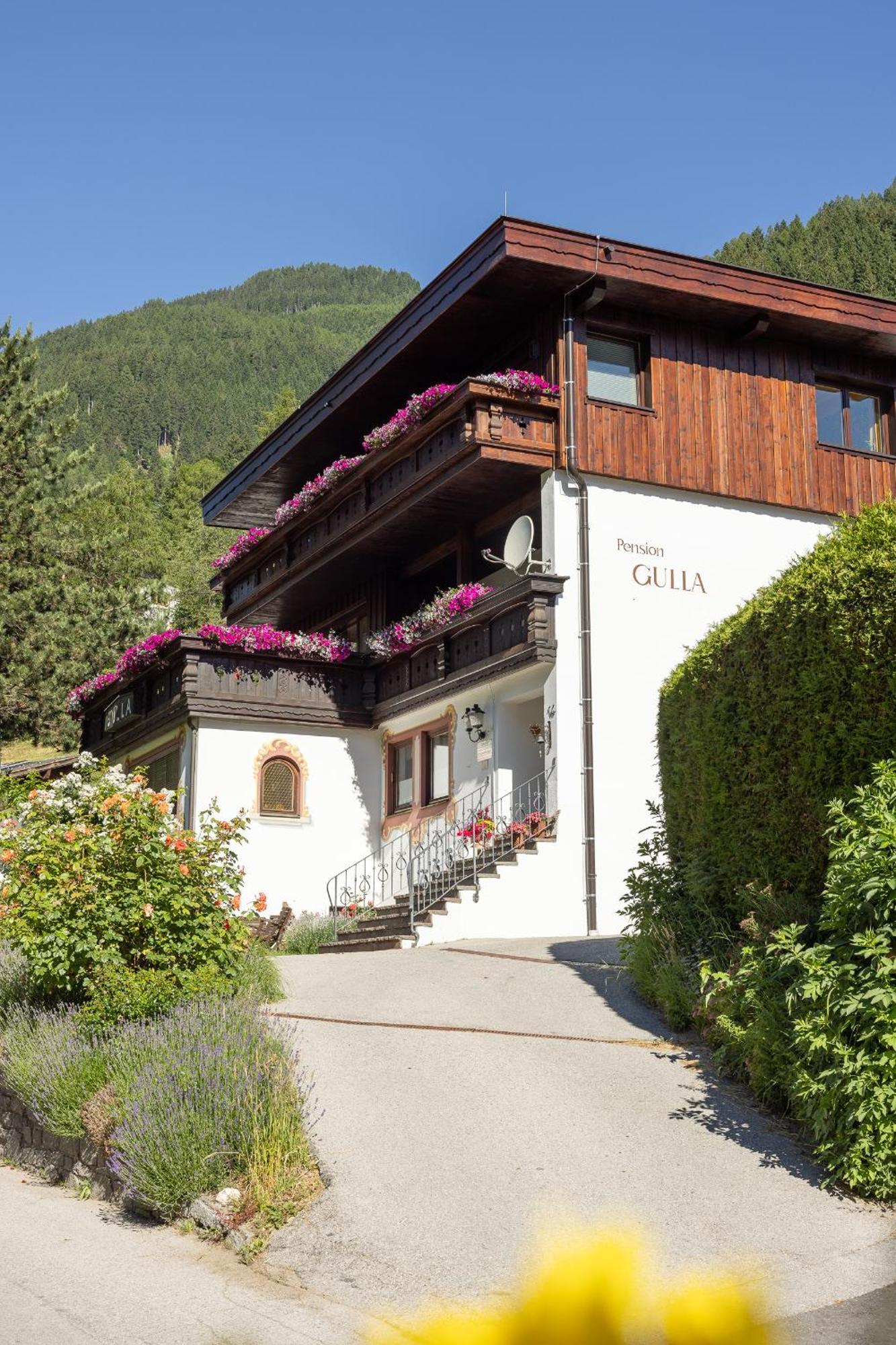 Pension Gulla - Ferienhaus Appartements B&B Neustift im Stubaital Exterior photo